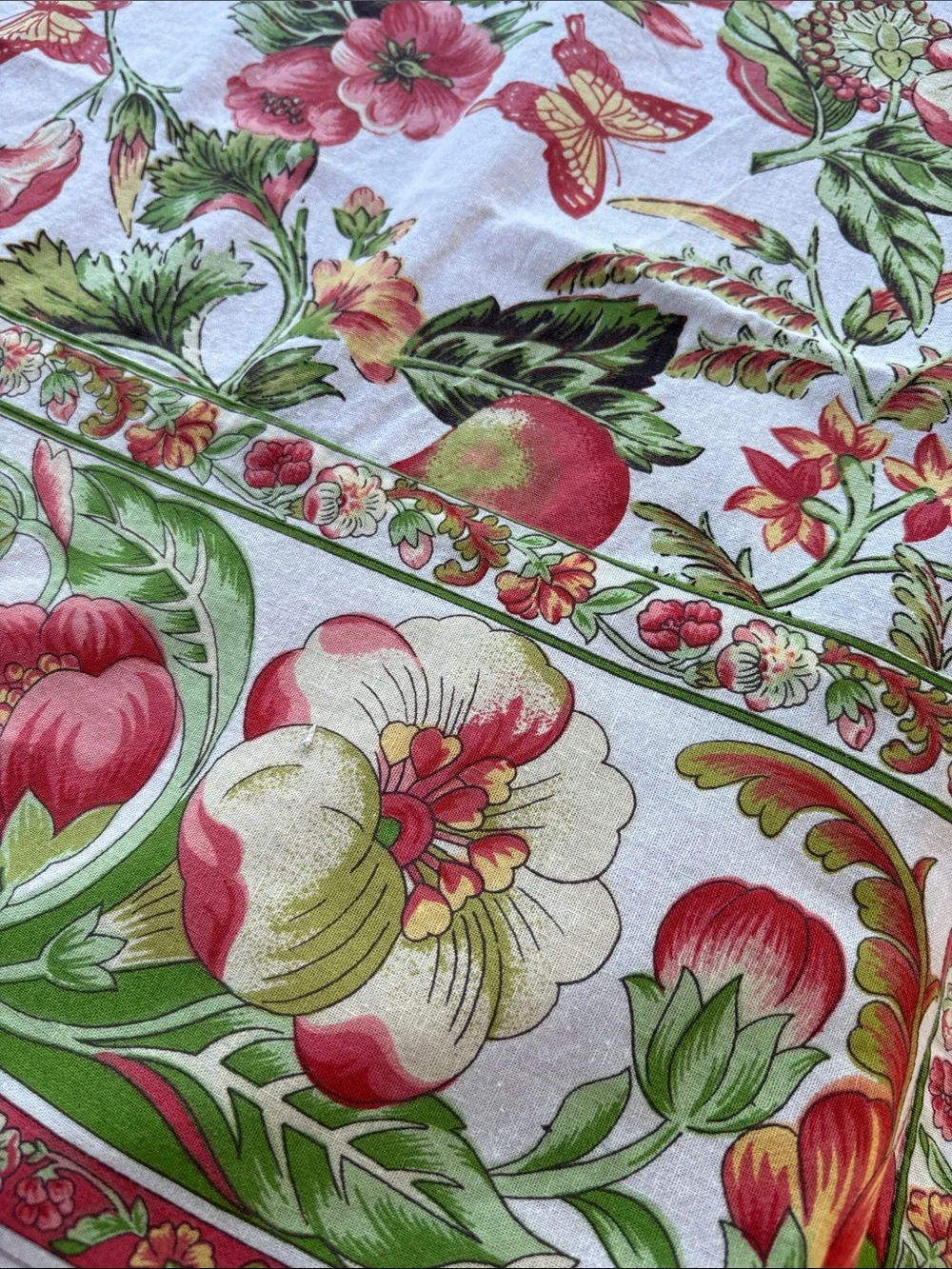 April Cornell Vintage Floral Apple 🍏 Print 🍎 Tablecloth in Red & Green